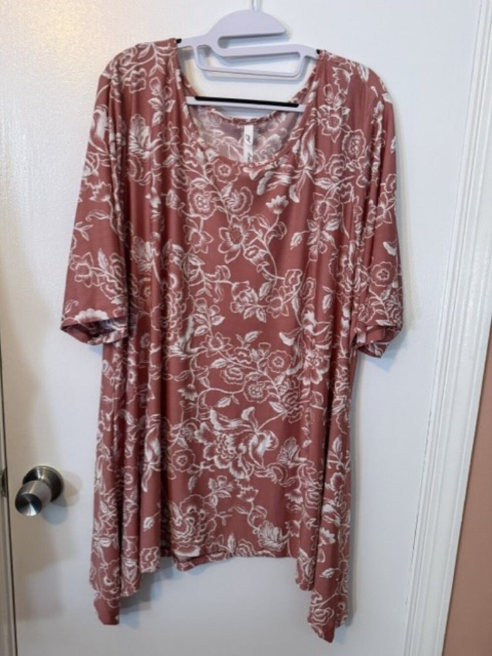 NY Collection Woman Plus Size 3X Floral Sharkbite Hem Tunic Top Mauve White